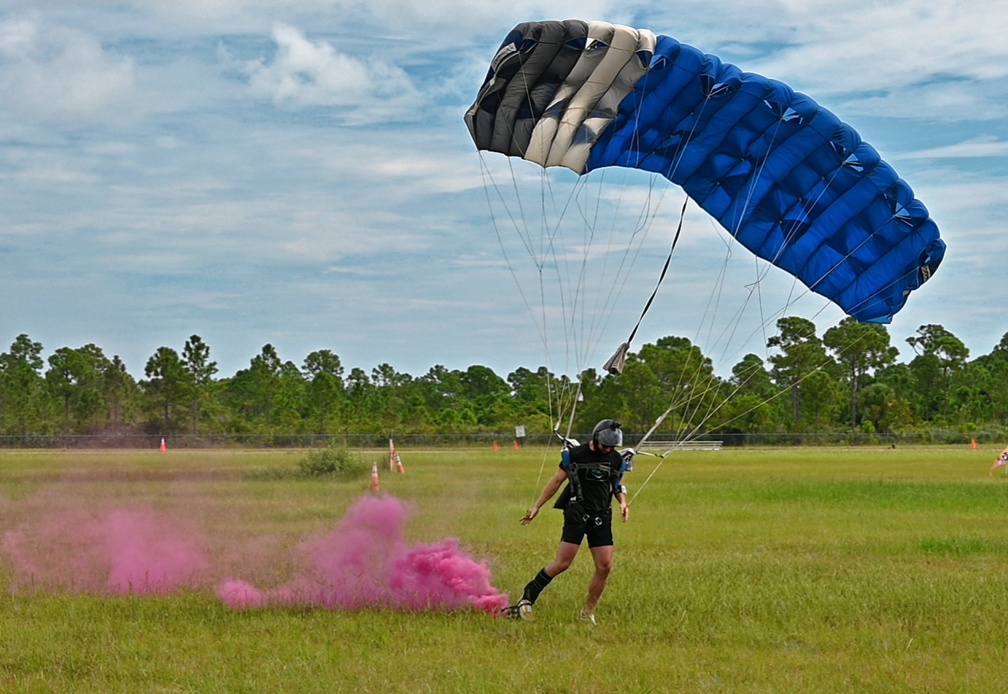 20210917 112947 Sebastian Skydive BrianYoung Smoke ORIG1