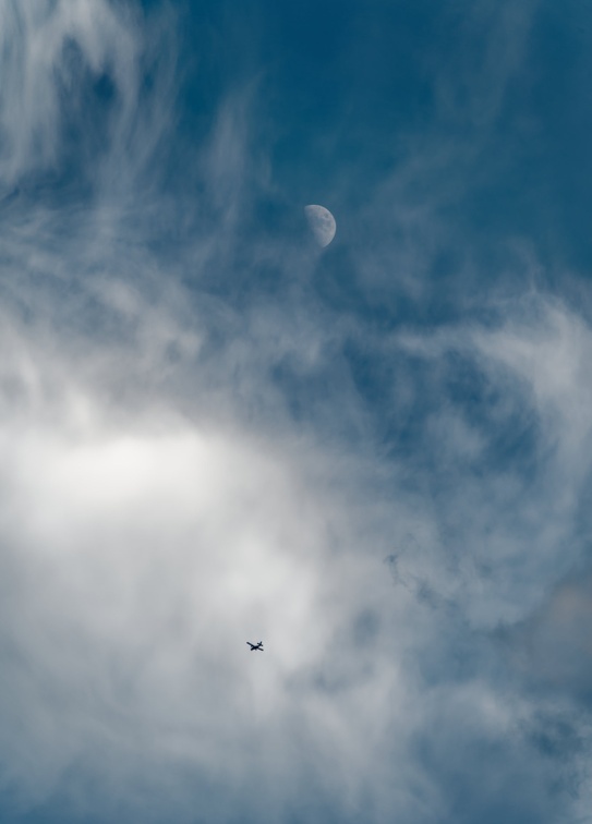 20211211 163101 Sebastian Skydive Clouds Moon Plane Otter DaveSchwartz