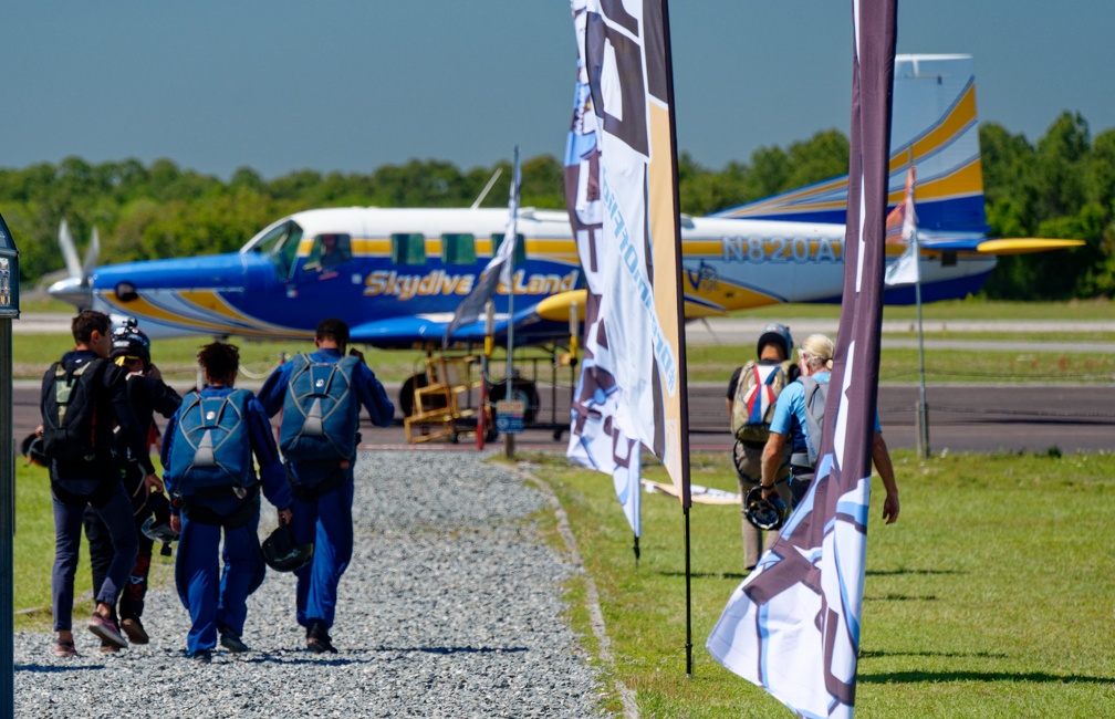 20220411 145646 Deland Skydive LucasRolim Karin DionRose