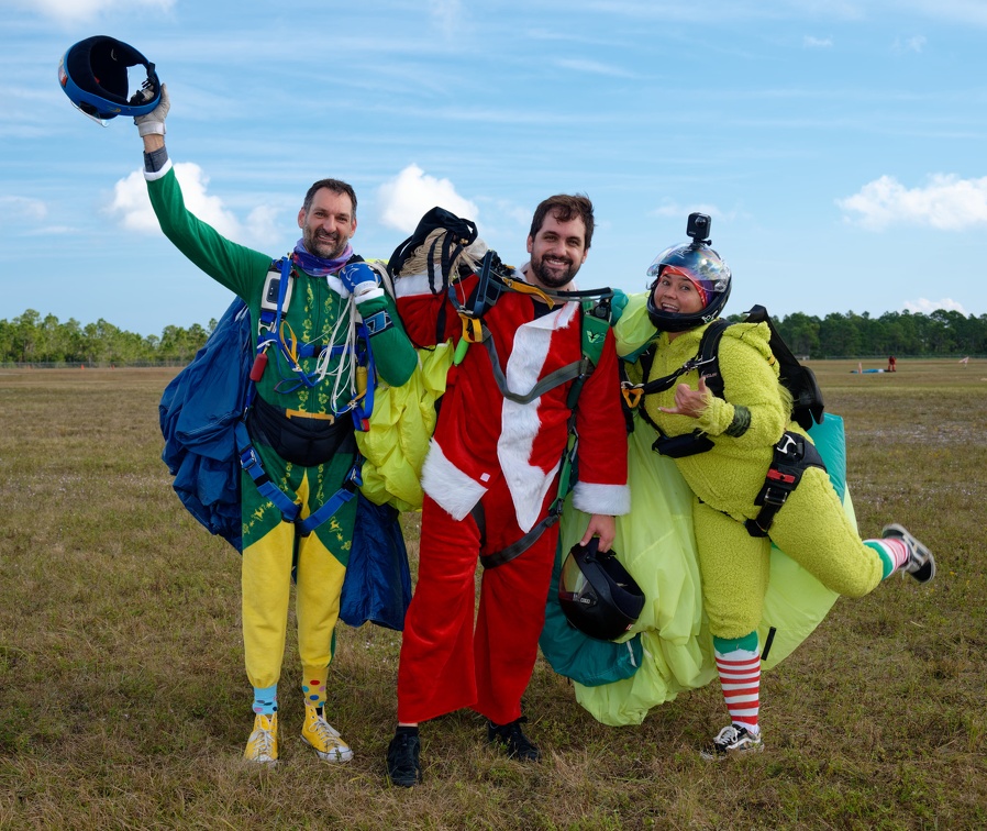 20211211 103519 Sebastian Skydive Santas PaulCivitella FelipeGiustina DonnaDawson