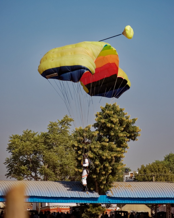 20071124 114730 Pushkar India Skydiver