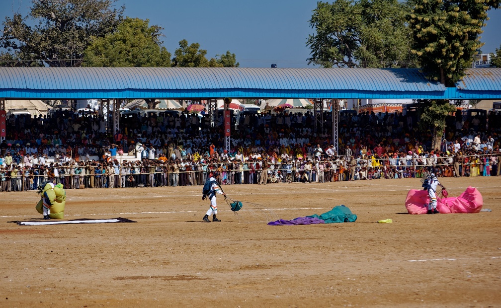 20071124 114816 Pushkar India Skydivers