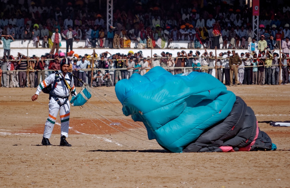 20071124 114838 Pushkar India Skydiver