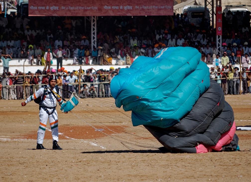 20071124 114839 Pushkar India Skydiver