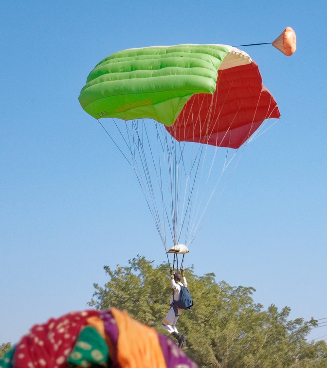 20071124_115453_Pushkar_India_Skydiver.jpg